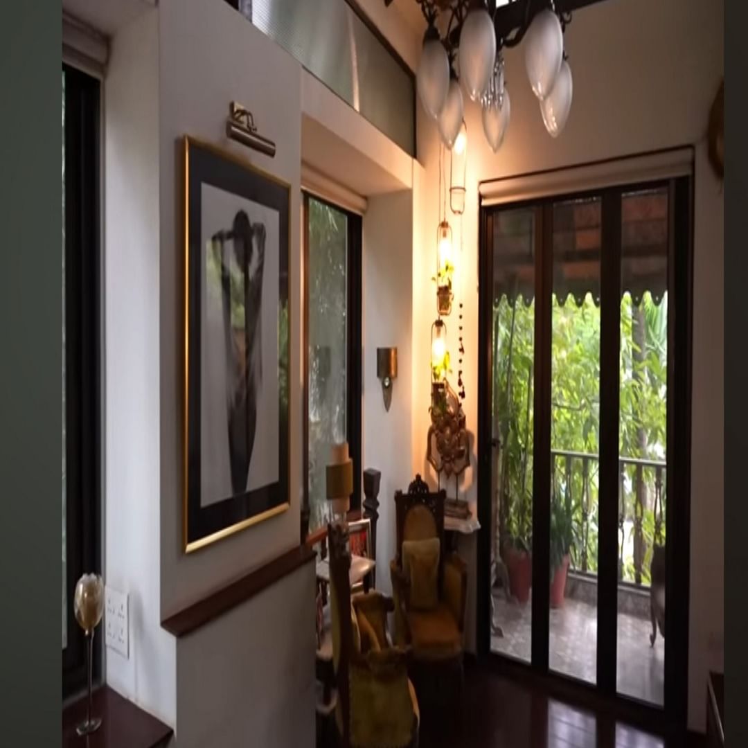 विवेक ओबेरॉयची एकूण संपत्ती 1200 कोटी रुपयांपर्यंत पोहोचल्यापासून, प्रत्येकजण त्याच्या यशाबद्दल बोलताना दिसत आहे. सध्या विवेकचं दुबईतील आलिशान घर फारच चर्चेत आहे. पण त्याचं मुंबईतील घर हे अगदी ग्रामीण शैलीमध्ये डिझाइन केलेलं आहे. 