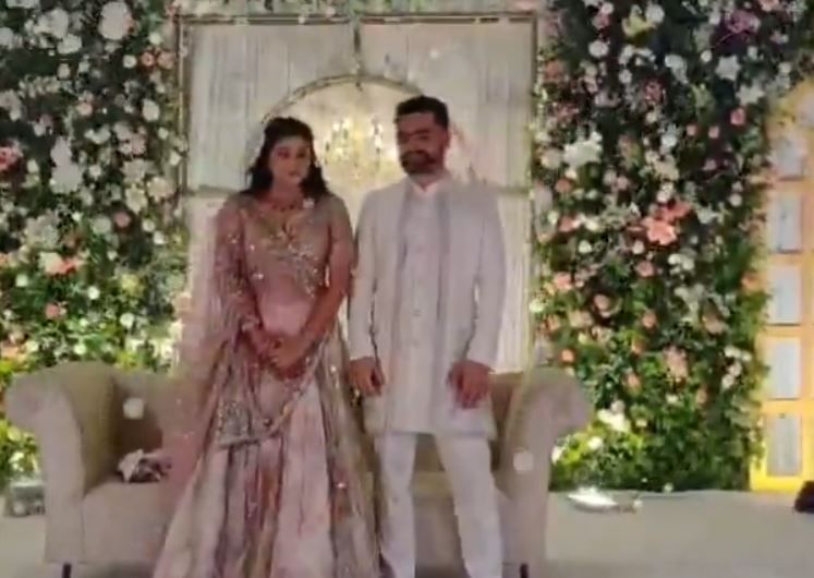 साखरपुड्याच्या कार्यक्रमाचे फोटो सध्या सोशल मीडियावर चांगलेच व्हायरल होत आहेत