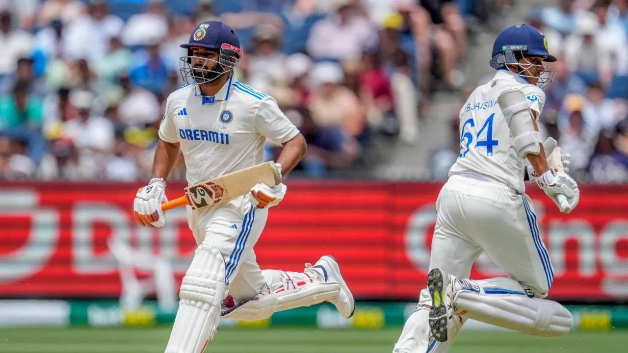 वर्ल् टेस्ट चॅम्पियनशिप गुणतालिकेत भारतीय संघ तिसऱ्या स्थानावर आहे. त्यामुळे जवळपास 12.32 कोटी रुपये मिळतील. मागच्या पर्वात ऑस्ट्रेलियाला जेतेपदानंतर ही रक्कम मिळाली होती. आयसीसीने कसोटी क्रिकेटला प्रोत्साहन देण्यासाठी बक्षिसाची रक्कम वाढवली आहे. (Photo- PTI)