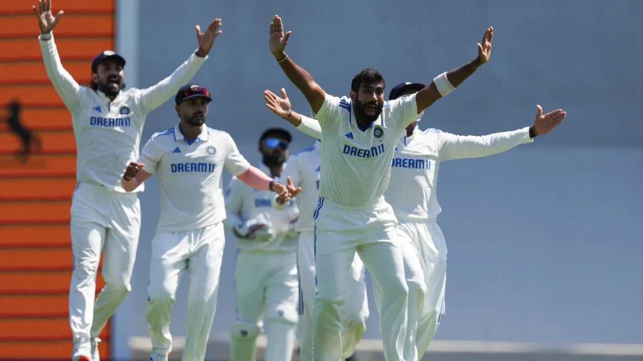 भारताने वर्ल्ड टेस्ट चॅम्पियनशिप 2019-21, 2021-23 स्पर्धेच्या अंतिम फेरीत जागा मिळवली होती. तर यंदाही अंतिम फेरीच्या शर्यतीत आघाडीवर होती. पण न्यूझीलंडविरुद्धची मालिका 3-0 ने गमावल्याने मोठा फटका बसला. यामुळे विजयी टक्केवारी घसरली. तसेच दक्षिण अफ्रिकेने श्रीलंका आणि पाकिस्तानला पराभूत करून 69.44 विजयी टक्केवारी केली. ऑस्ट्रेलिया 67.54 टक्केवारीसह दुसऱ्या स्थानावर राहीला. तर भारतीय संघ 50 टक्क्यांसह तिसऱ्या स्थानावर राहीला.(Photo- PTI)