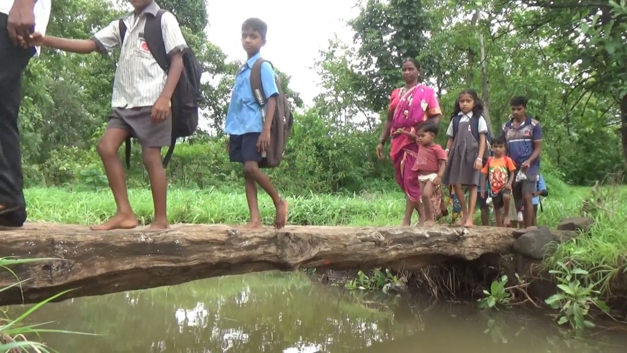 गावात रस्ता नसल्यामुळे मुलांना रोज चिखलातून शाळेत जावे लागते. मोटारसायकल पाण्यातून न्यावी लागते आणि पाणी जास्त असल्यास शेजारच्या गावात गाडी ठेवून पायी यावे लागते.