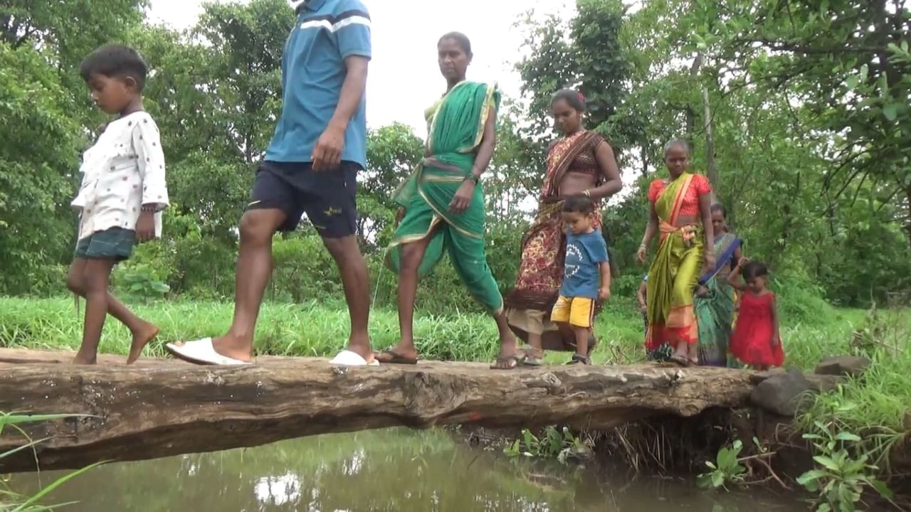 आपल्या मुलांच्या शिक्षणात खंड पडू नये, या एकमेव काळजीपोटी ग्रामस्थांनी स्वतः लाकडी खांबांचा तात्पुरता पूल तयार केला आहे. या पुलावरून मुलांना शाळेत पोहोचवण्यासाठी पालकांना सोबत जावे लागते.