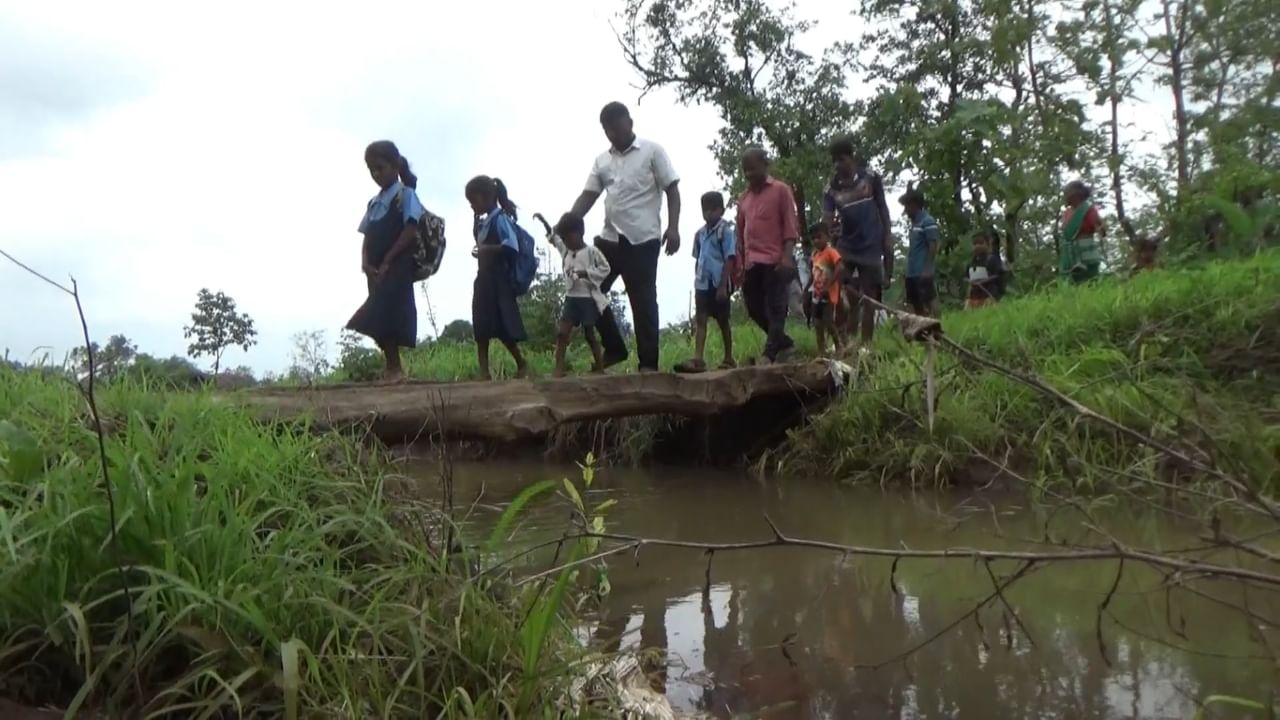 हीच परिस्थिती पाचवीत शिकणाऱ्या प्रीतम वसावडा या विद्यार्थ्यानेही सांगितली "पाऊस आल्यावर नाल्याला पूर येतो, मग आम्हाला पाच दिवस शाळेत जाता येत नाही, तेव्हा आम्ही घरीच राहतो." असे तो म्हणाला.