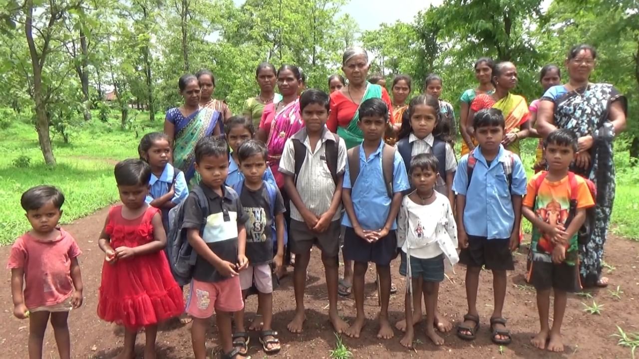 एका बाजूला पालक आणि दुसऱ्या बाजूला शाळेतील मुले असे पुरामुळे अडकून पडण्याचे प्रसंग अनेकदा घडतात. पूर कमी होण्याची तासनतास वाट पाहावी लागते. पाण्याचा वेग वाढल्यास ग्रामस्थांनी तयार केलेला तात्पुरता पूल वाहून जातो आणि त्यांना पुन्हा तो नव्याने तयार करण्याची कसरत करावी लागते.