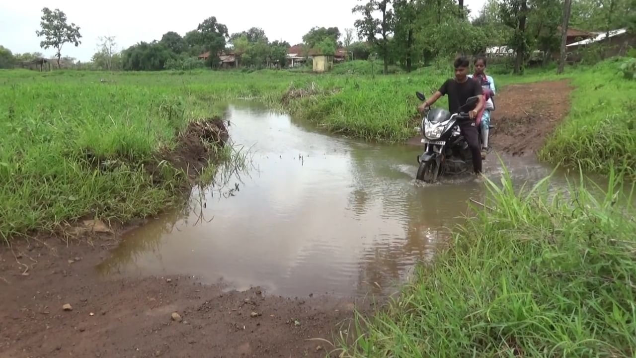 वाडा तालुक्यातील डोंगरपाडा गावातील विद्यार्थ्यांचे आणि ग्रामस्थांचे जीवन धोक्यात आले आहे. वाडा तालुक्यातील रहिवाशांना दररोज जीवघेण्या लाकडी पुलावरून प्रवास करण्याची वेळ आली आहे, कारण प्रशासनाच्या दुर्लक्षामुळे या गावाला अजूनही पक्का रस्ता आणि पूल मिळालेला नाही.