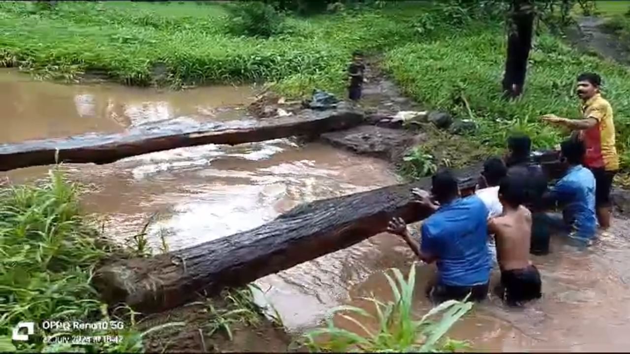 हे गाव वाडा तालुक्यातील आहे. "निवडणुका आल्या की फक्त आश्वासने दिली जातात आणि पाच वर्षांनी पुन्हा गावात आले की तीच आश्वासने. आमच्या कितीतरी पिढ्या हाच त्रास सहन करत आहेत. आमच्या मुलांना चांगले शिक्षण मिळाले पाहिजे. आम्ही जो त्रास सहन करतोय, तो या मुलांनी का सहन करावा? आमची विनंती आहे की आम्हाला जाण्या-येण्यासाठी पूल आणि रस्ता तयार करून ही समस्या दूर करावी." अशी मागणी केली जात आहे.