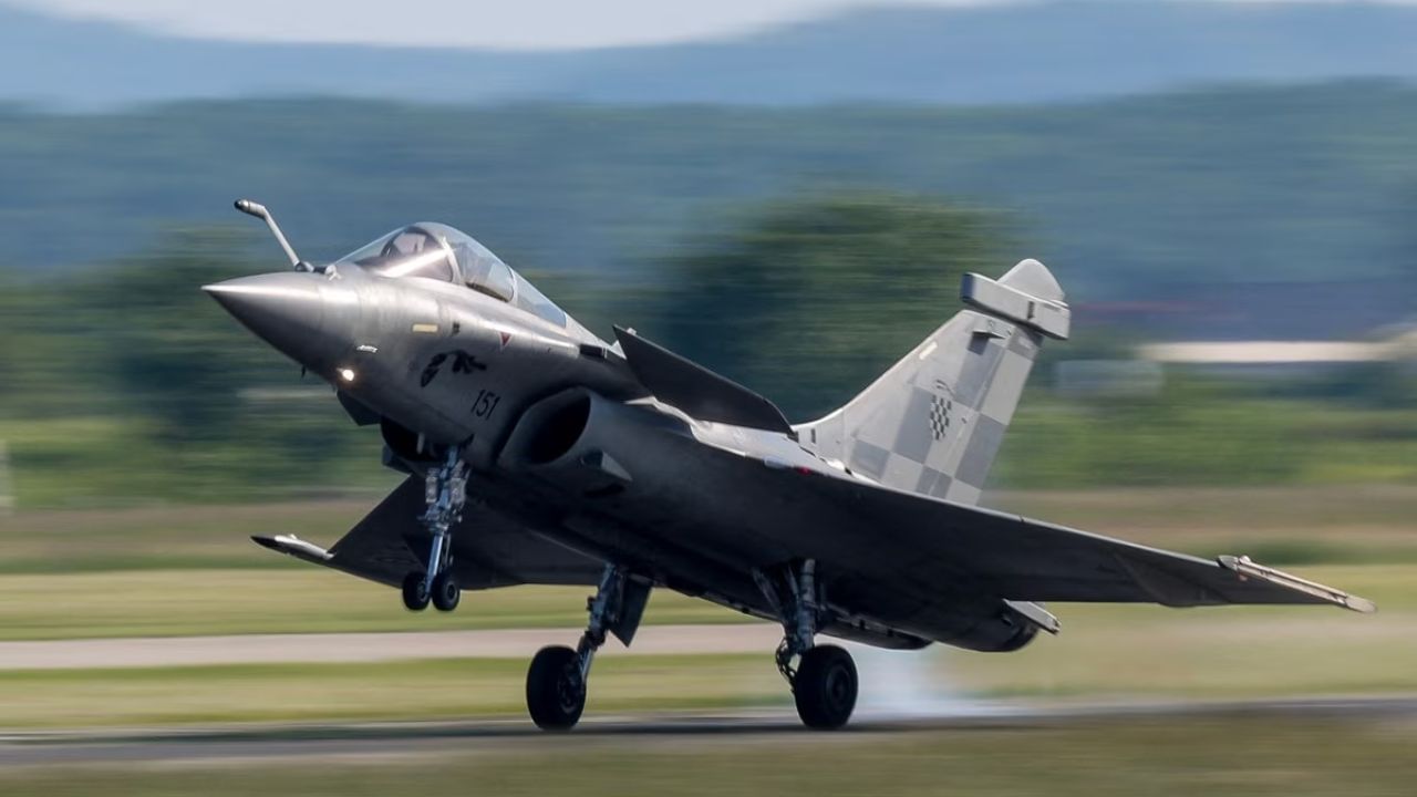 पाकिस्तानची मोठी पंचाईत, भारताचे राफेल पाडल्याच्या दाव्यावरील खोटारडेपणा उघड पाकिस्तानची मोठी पंचाईत, भारताचे राफेल पाडल्याच्या दाव्यावरील खोटारडेपणा उघड