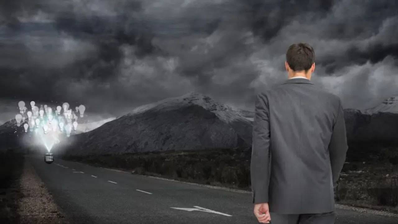 "चांगल्या कंपन्यांना योग्य किंमतीत खरेदी करणे हे आर्थिक दृष्ट्या कमकुवत कंपनी स्वस्तात खरेदी करण्यापेक्षा कधीही उत्तमच आहे." असे सांगत बफे म्हणतात त्यामुळे तुम्हाला दीर्घकाळापर्यंत फायद्याचे गणित जुळवता येईल.