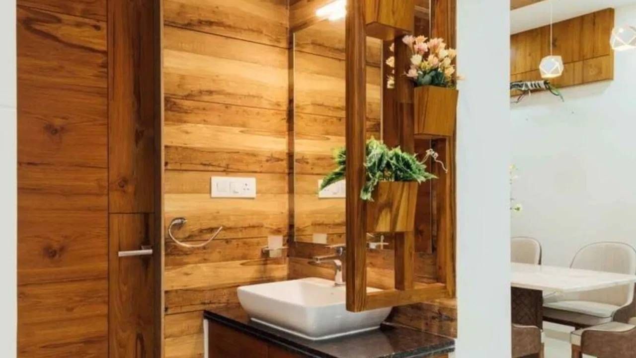 वास्तुशास्त्रानुसार, बाथरूमजवळ मंदिर असणे अशुभ मानले जाते. हा एक मोठा वास्तुदोष आहे. जर तुमच्या घरात अशी परिस्थिती असेल, तर ती तात्काळ दुरुस्त करा आणि बाथरूम व  मंदिरामध्ये लाकडी विभाजन (पार्टिशन) लावावे.