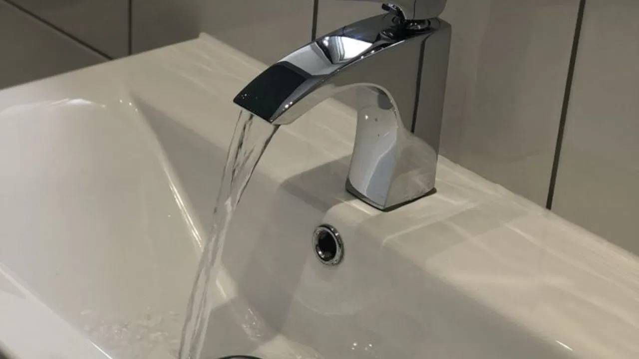 बाथरूममधील नळातून पाणी गळत नाही ना, याची खात्री करा. गळणारे पाणी अशुभ मानले जाते. बाथरूमचा नळ घट्ट बंद करा. गळणारे पाणी आर्थिक नुकसान दर्शवते.