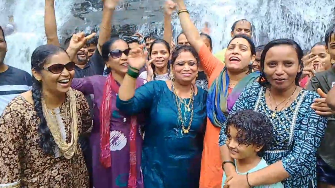 कोकणातील स्वर्ग म्हणून ओळखल्या जाणाऱ्या धबधब्यांमुळे कोकणातील सौदर्यांला वेगळा साज आला आहे. जून महिन्यापासून ते अगदी गणपती, दिवाळीपर्यंत या ठिकाणी पर्यटकांची गर्दी पाहायला मिळते.