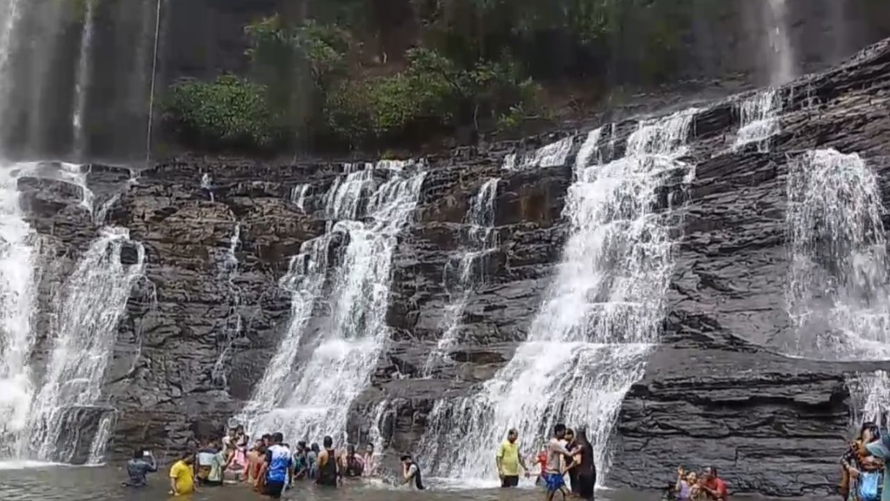 मे महिन्यातील दमदार पावसानंतर आता कोकणातील धबधबे प्रवाहित झाले आहे. जून महिन्याच्या पहिल्या आठवड्यात कोकणमधील अनेक धबधबे वाहू लागले आहेत. त्यामुळे पर्यटकांची गर्दी सुरु झाली आहे.