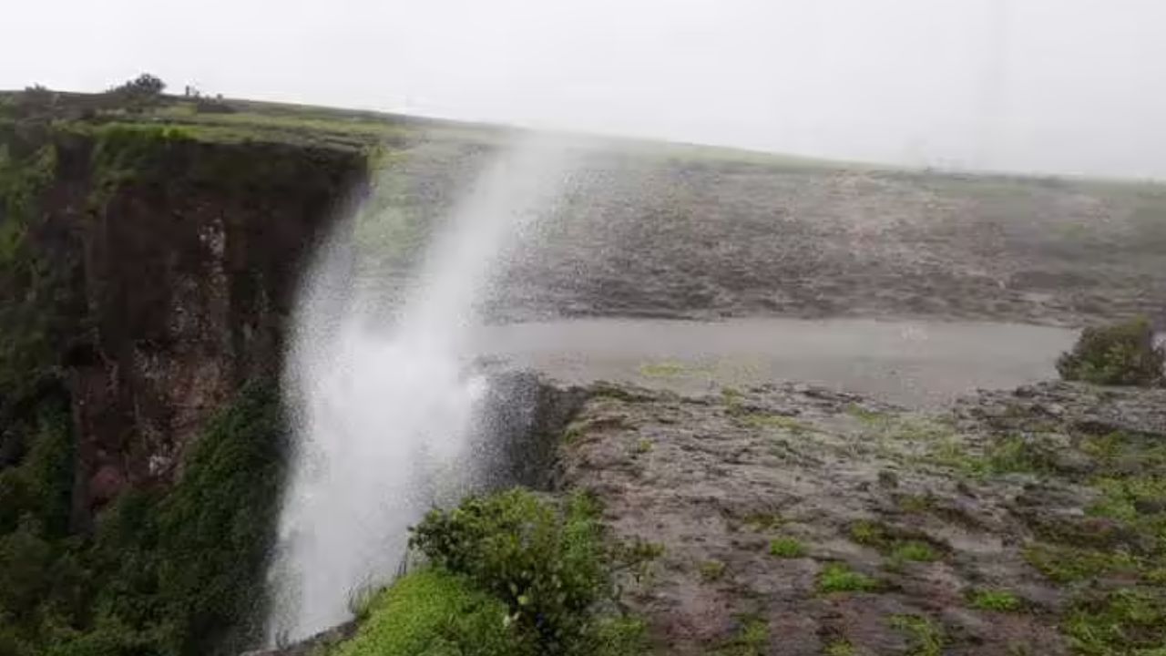तारळे पाटण रोडवर सुमारे 14 किमीवर असणाऱ्या सडावाघापूरला उलटा धबधबा आहे. दरवर्षी जुलै ऑगस्टमध्ये सडावाघापूर पठारावर असलेला हा धबधबा वाहू लागतो. परंतु यंदा जून महिन्यातच धबधबा वाहू लागला आहे. यामुळे या ठिकाणी पर्यटकांची मांदियाळी दृष्टीस पडत आहे.