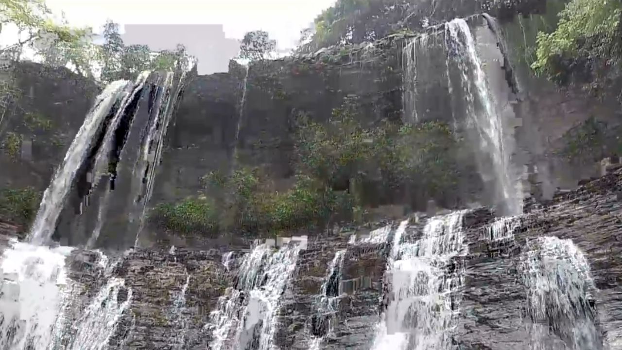 रत्नागिरी जिल्ह्यातील राजापूर तालुक्यातील मुंबई गोवा महामार्गाजवळ सवतकडा धबधब्याचे मोहक रुप जून महिन्याच्या पहिल्याच आठवड्यात पर्यटकांना पाहण्यास मिळत आहे. आता सवतकडा धबधब्यावर अनेक पर्यटकांनी गर्दी केली आहे. 