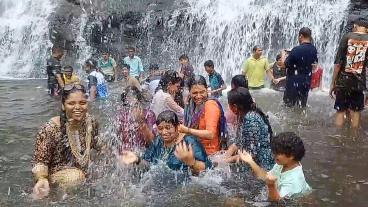 सवतकडा धबधब्यावर स्लेट टाइप दगडामुळे दोन टप्पे तयार होतात. त्यावर पडणारे पाणी आणि त्याचे सौंदर्य पर्यटकांना मोहीत करते. हा संपूर्ण भाग डोंगर दऱ्यांचा असल्याने एकाच ओढ्यावर ३-४ ठिकाणी छोटे मोठे धबधबे आढळतात. 