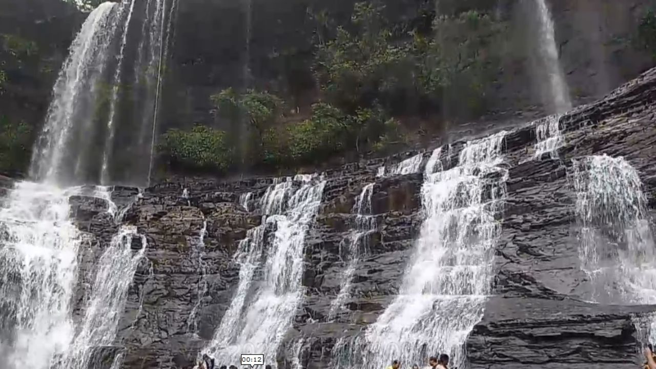 सवतकडा धबधब्याची उंची सुमारे एक हजार फूट आहे. निसर्गाचे वरदान लाभलेल्या या भागाला भेट देण्यासाठी आता दूरदूरवरील पर्यटक येऊ लागले आहेत. धबधब्याचे विहिंग दृष्य आपल्या नजरेत कैद करत आहे. 