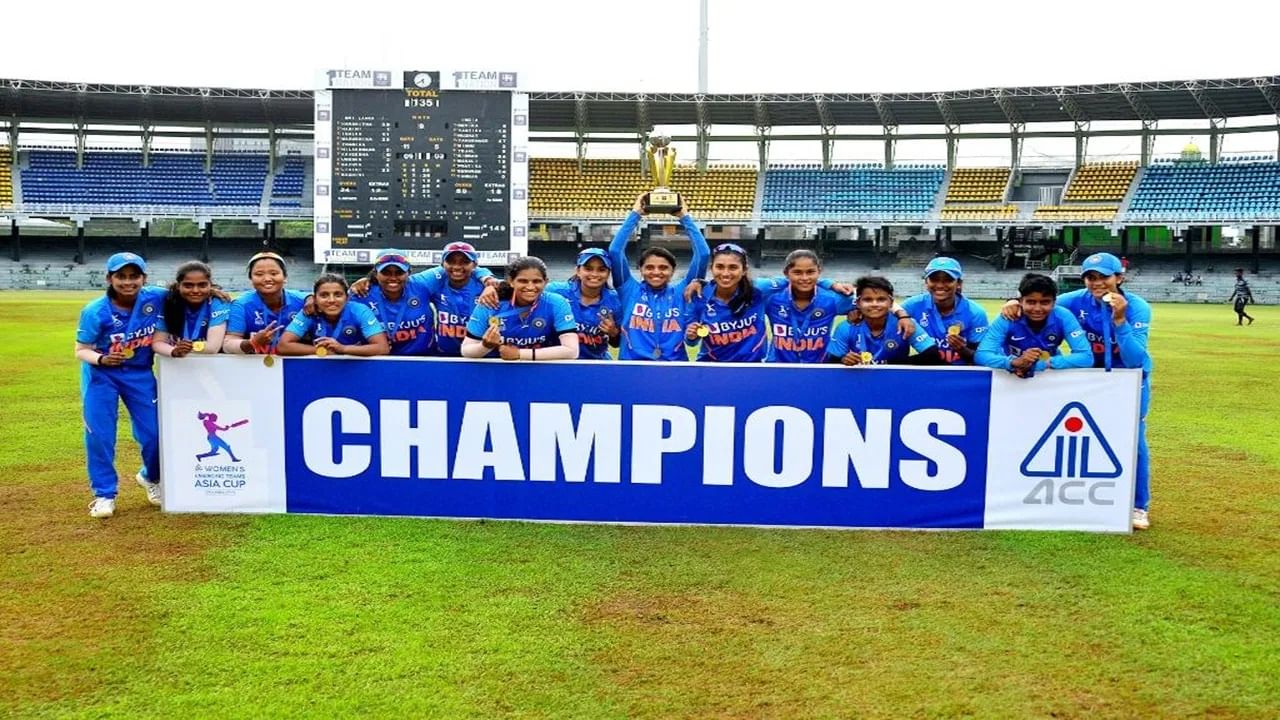 क्रिकेट वर्तुळातून मोठी बातमी समोर आली आहे. एसीसी अर्थात आशियाई क्रिकेट परिषदने वूमन्स एमर्जिंग आशिया कप स्पर्धा स्थगित करण्याचा निर्णय घेतला आहे. या स्पर्धेला येत्या 6 जूनपासून सुरुवात होणार होती. स्पर्धा स्थगित करण्याचं कारण काय? जाणून घेऊयात. (Photo Credit : BCCI/SLC TWITTER)