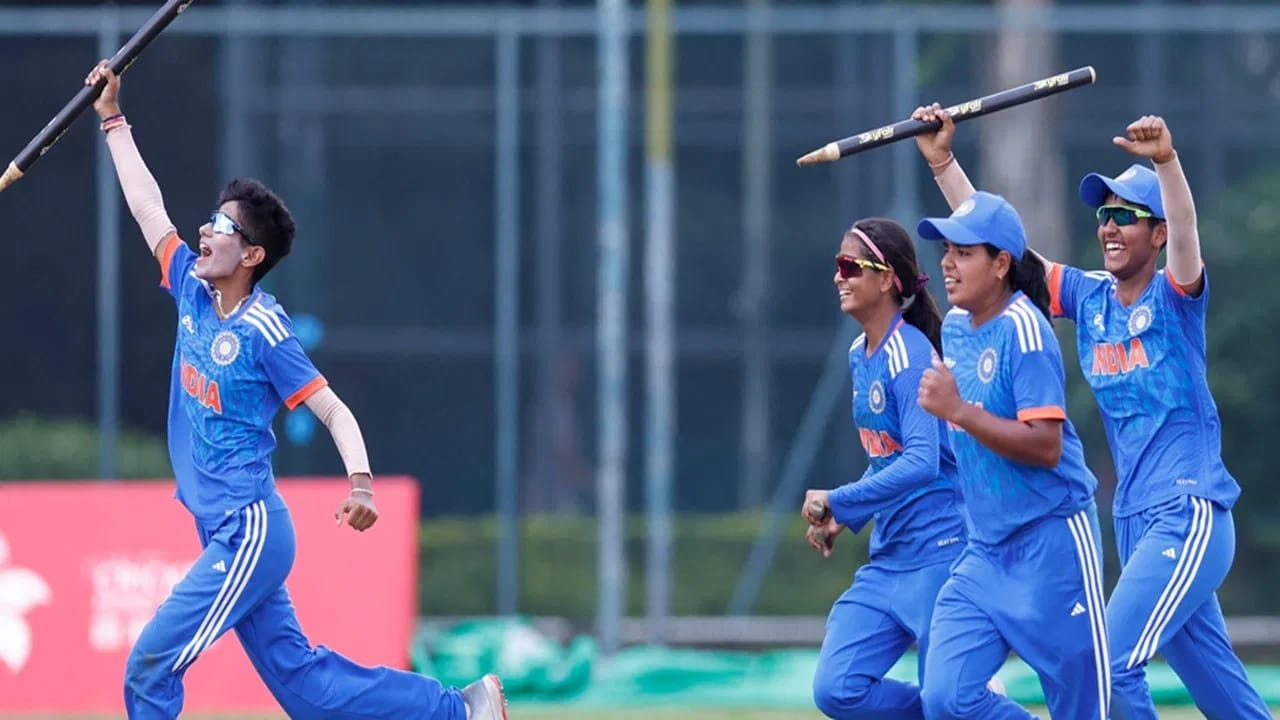 चिकनगुनिया या विषाणूजन्य आजाराच्या प्रसारामुळे आणि हवामानामुळे स्पर्धा स्थगित करण्यात येत असल्याची माहिती एसीसीने सोशल मीडियावरुन दिली आहे.  श्रीलंका क्रिकेट बोर्डाचे अध्यक्ष शम्मी सिल्वा यांनी एसीसीचे प्रमुख मोहसिन नक्वी यांना पत्राद्वारे स्पर्धा स्थगित करण्याची विनंती केली. (Photo Credit : BCCI/SLC TWITTER)