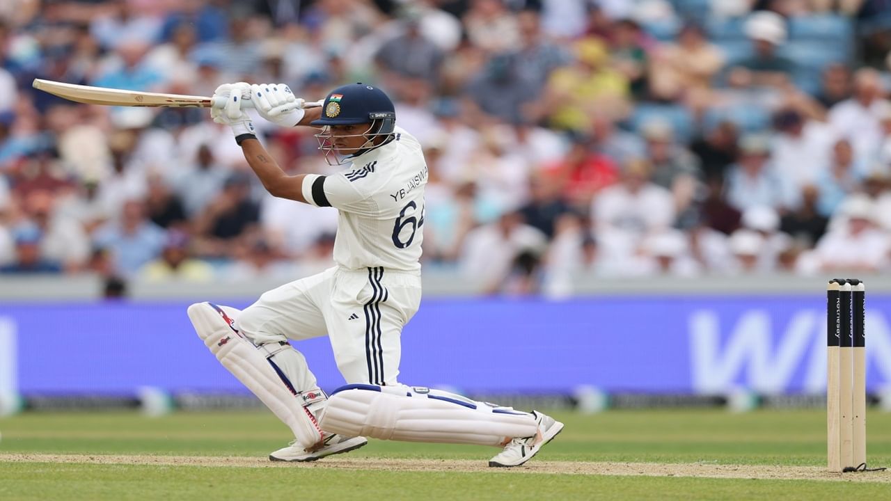 यशस्वी इंग्लंडमध्ये पहिल्या कसोटी सामन्यात शतक करणारा पाचवा भारतीय फलंदाज ठरला आहे. यशस्वीआधी सौरव गांगुली आणि संदीप पाटील यांनी अशी कामगिरी केली होती. (Photo Credit : Bcci X Account)