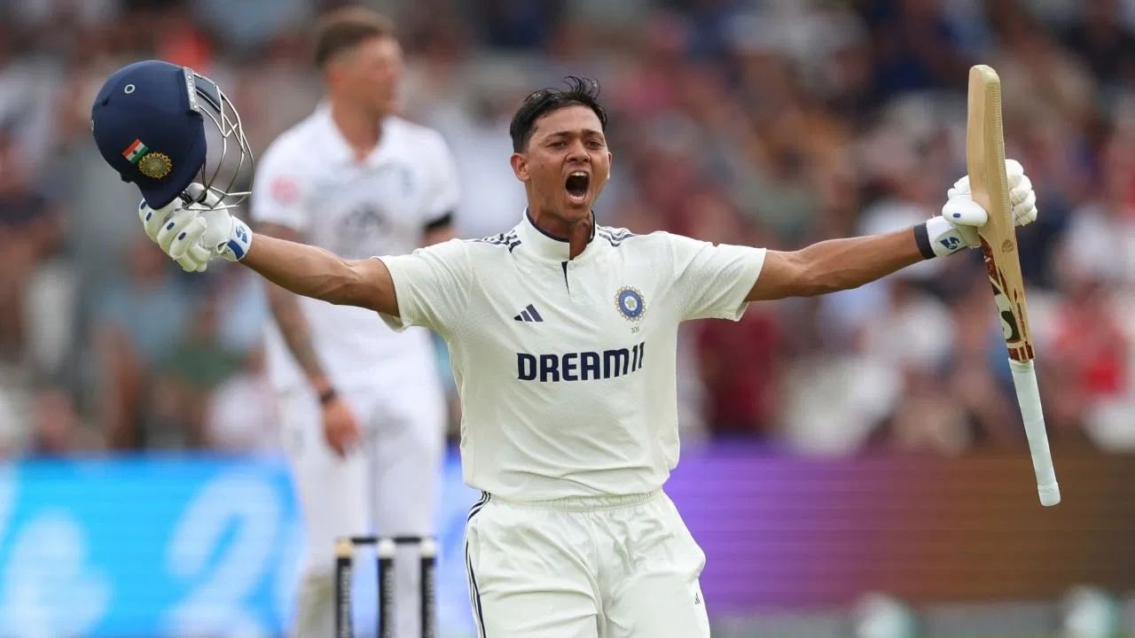 इंग्लंड-इंडिया पहिल्या कसोटीतील पहिल्या दिवशी 20 जून रोजी यशस्वी जैस्वाल याने शतक केलं. यशस्वीचं हे इंग्लंडमधील पदार्पणातील पहिलं कसोटी शतक ठरलं. तर त्यानंतर कर्णधार म्हणून पहिल्या सामन्यात शुबमन गिल याने शतक झळकावलं. (Photo: PTI)