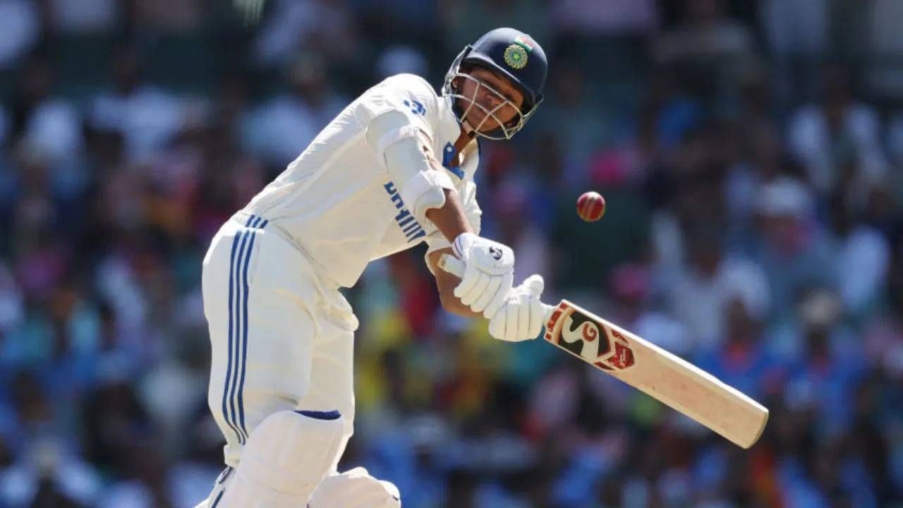 यशस्वी जयस्वालने आपल्या छोट्या क्रिकेट कारकि‍र्दीत अनेक विक्रम आपल्या नावावर केले आहेत. आता कसोटी सर्वात वेगवान 2 हजार धावा करणारा भारतीय फलंदाज होऊ शकतो. यासाठी त्याला फक्त 202 धावांची आवश्यकता आहे.  (Photo-Getty Images)