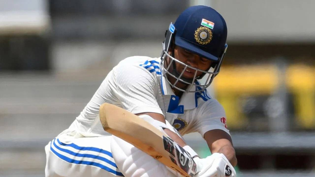 यशस्वी जयस्वालने आतापर्यंत खेळलेल्या 36 डावात 1798 धावा केल्या आहेत. भारताकडून सर्वात वेगाने कसोटीत 2 हजार धावा करण्याचा विक्रम विरेंद्र सेहवाग आणि राहुल द्रविडच्या नावावर आहे. या दोघांनी 40 डावात ही कामगिरी केली आहे. (Photo- AFP) 