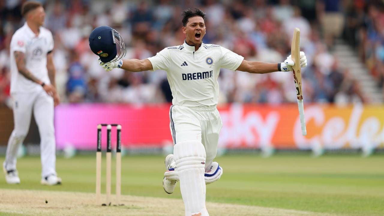 सुनील गावस्कर यांनी 1976 मध्ये 2000 धावा पूर्ण करण्याची कामगिरी केली होती. 23 कसोटी सामन्यात 2000 धावा पूर्ण केल्या होत्या. अद्याप गेली 49 वर्षे त्यांचा हा विक्रम अबाधित होता. आता यशस्वी जयस्वाल या विक्रमाचा अगदी जवळ आला आहे.