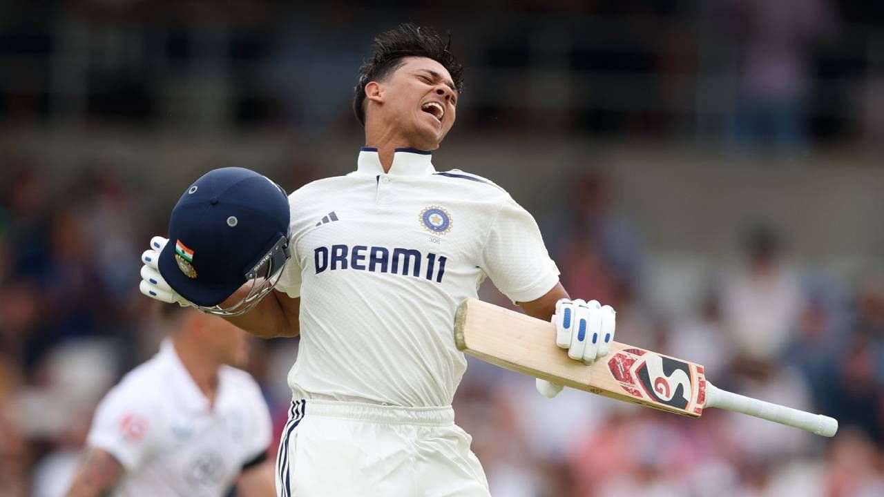 टीम इंडियाचा सलामीवीर फलंदाज यशस्वी जयस्वाल 2000 धावा पूर्ण करण्यापासून फक्त 97 धावा दूर आहे. जर यशस्वीने दुसऱ्या कसोटी सामन्यात असं केलं तर भारताकडून जलदगतीने 2000 धावा पूर्ण करणारा पहिला भारतीय फलंदाज ठरेल. यासह सुनील गावस्कर यांचा 49 वर्षांचा जुना विक्रमही मोडेल.