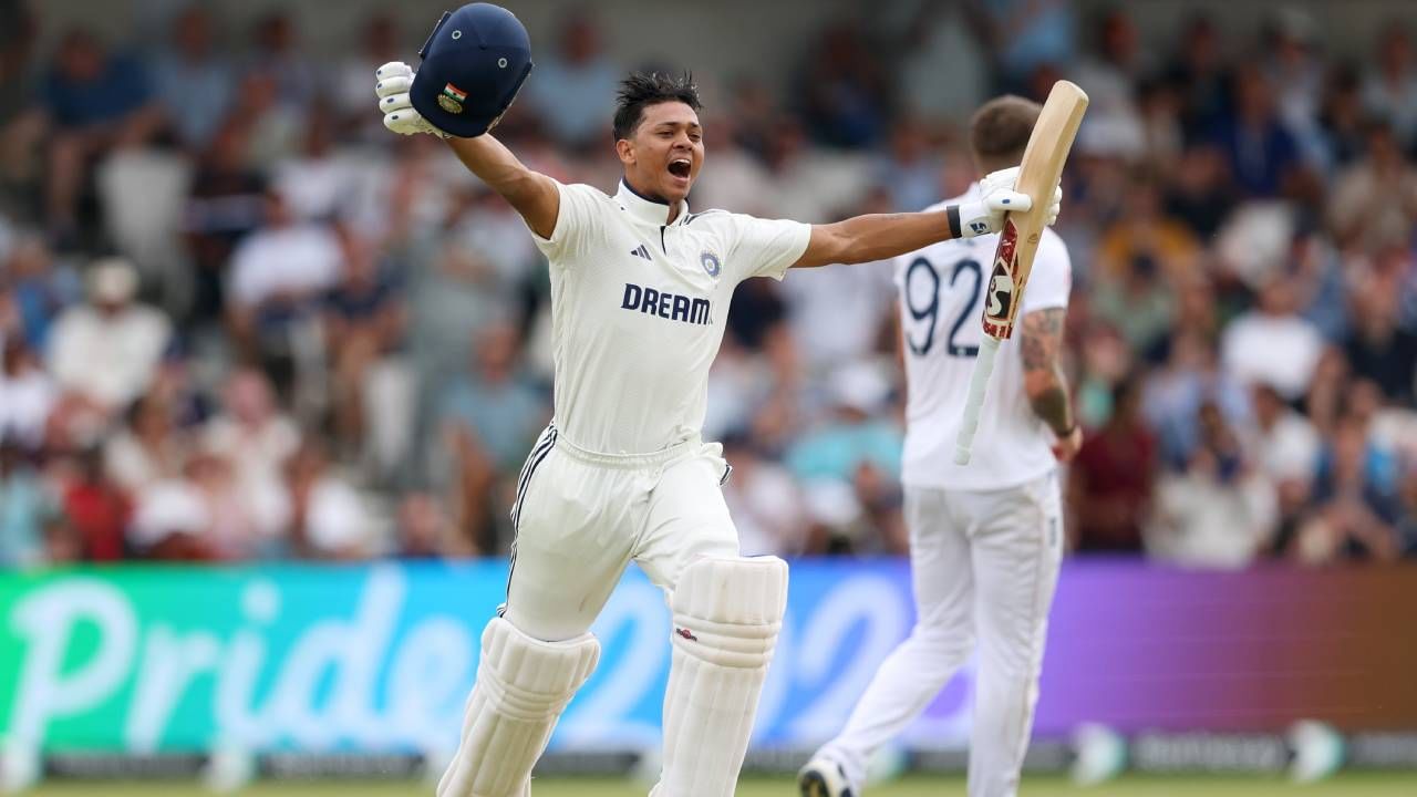 लीड्स कसोटी सामन्याच्या पहिल्या डावात जयस्वालने शानदार शतक झळकावले. त्याने पहिल्या डावात 101 धावांची खेळी केली होती. दुसऱ्या डावात फक्त 4 धावा काढून बाद झाला. आता एजबेस्टन कसोटी सामन्यात पुन्हा धावा काढण्यासाठी सज्ज आहे. या सामन्यात बॅट तळपली तर मोठा विक्रम नावावर होईल.