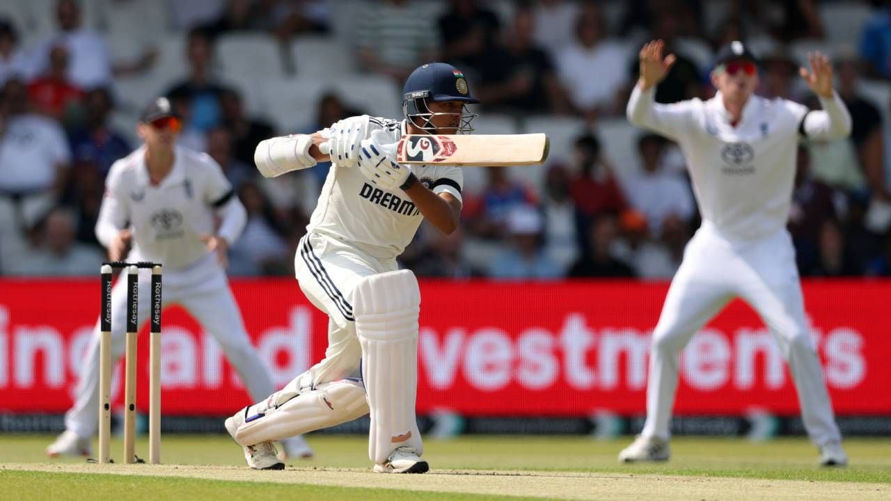 इंग्लंडविरुद्धच्या पहिल्या कसोटी सामन्यात शानदार शतक झळकावणारा टीम इंडियाचा सलामीवीर फलंदाज यशस्वी जयस्वाल चांगल्या फॉर्मात आहे. दुसऱ्या कसोटीत 49 वर्षांच्या जुन्या विक्रमावर त्याचा डोळा असून मोडीत काढण्याची दाट शक्यता आहे.