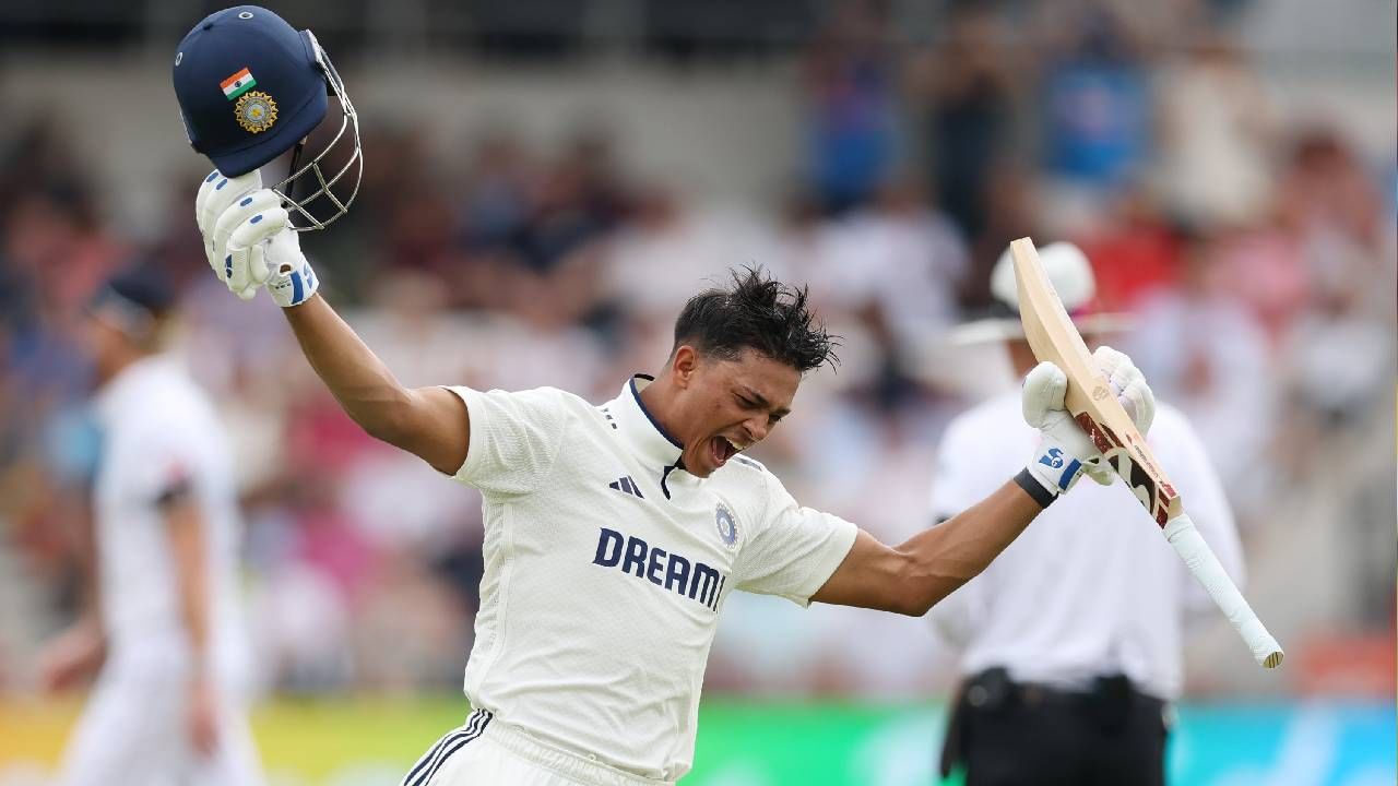 भारताचा माजी कर्णधार राहुल द्रविड आणि माजी सलामीवीर वीरेंद्र सेहवाग या यादीत दुसऱ्या क्रमांकावर आहेत. त्यांनी 25व्या कसोटीत 2000 धावा पूर्ण केल्यात. यशस्वी जयस्वालने आतापर्यंत 20 कसोटीत 52.86 च्या सरासरीने 1903 धावा केल्या आहेत. यामध्ये 5 शतके आणि 10 अर्धशतकांचा समावेश आहे. (सर्व फोटो- बीसीसीआय ट्वीटर)