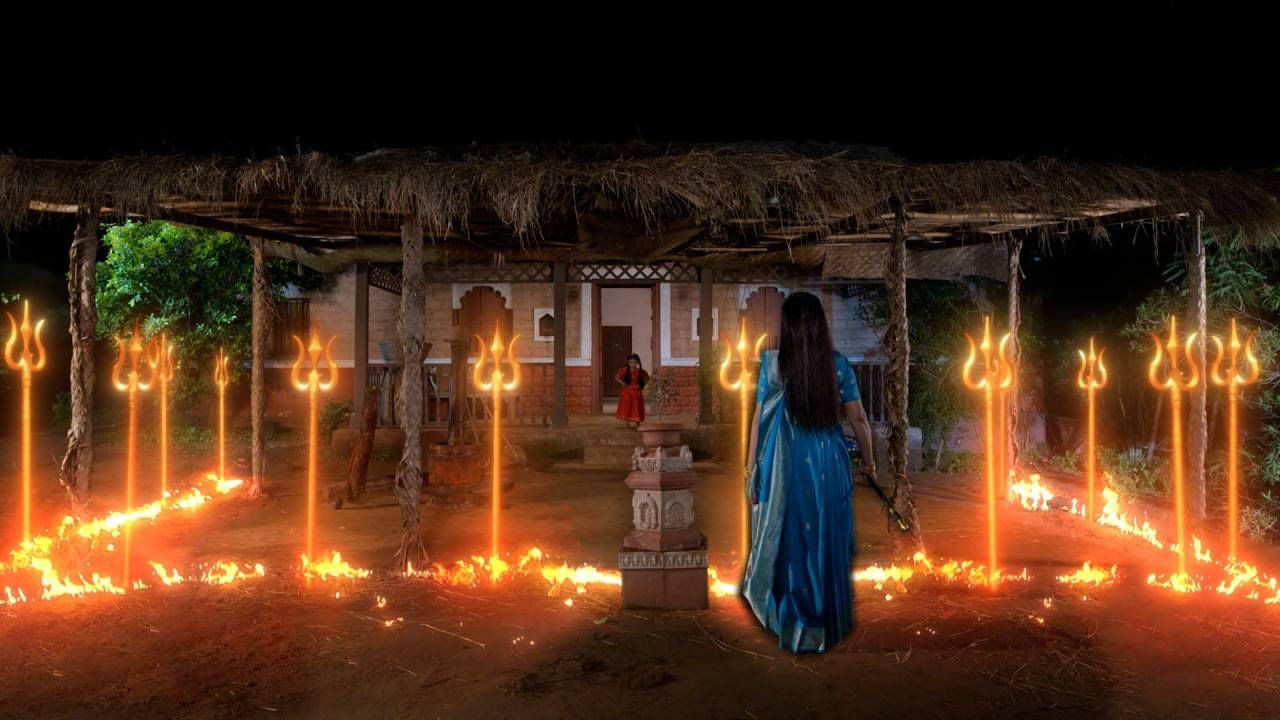 “ह्यांना तर झोपवलं... आता तुझा काळ जवळ आलाय, तुळजा”, असं म्हणत माया तिची असुरीशक्ति प्रकट करते. मात्र तिच्या मार्गात अनेक दैवी त्रिशूल उभे राहतात आणि घराभोवती दैवी तेज पसरतं. दरवाजा उघडतो आणि जगदंबा तेजस्वी रूपात समोर येते.