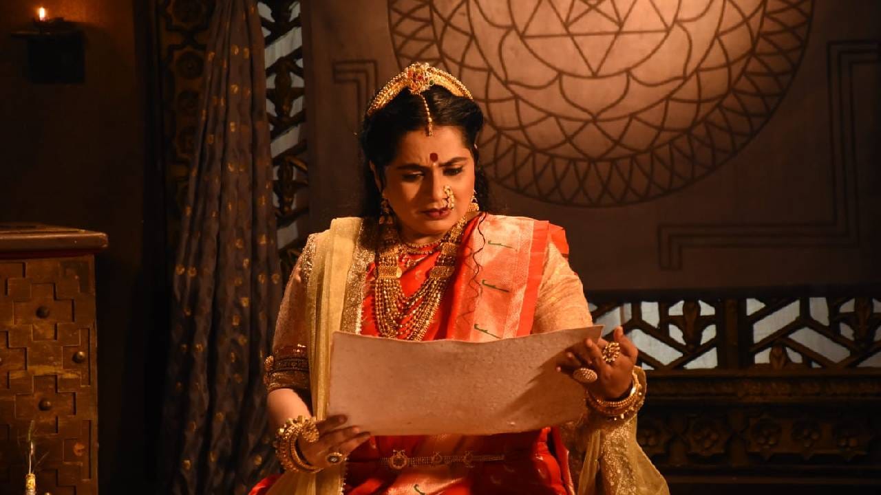 दैवी लीला काही वेळा अनाकलनीय ठरताच. गूढ वाटू लागतात. अशीच काहीशी परिस्थिती सध्या सटवाईची आहे. बालरुपातल्या तुळजाचं मानवी रुपातलं भविष्य ती काय लिहिणार, हा पेच तिच्यासमोर आहे आणि साऱ्या त्रैलोक्याचं लक्ष त्यावर आहे. 
