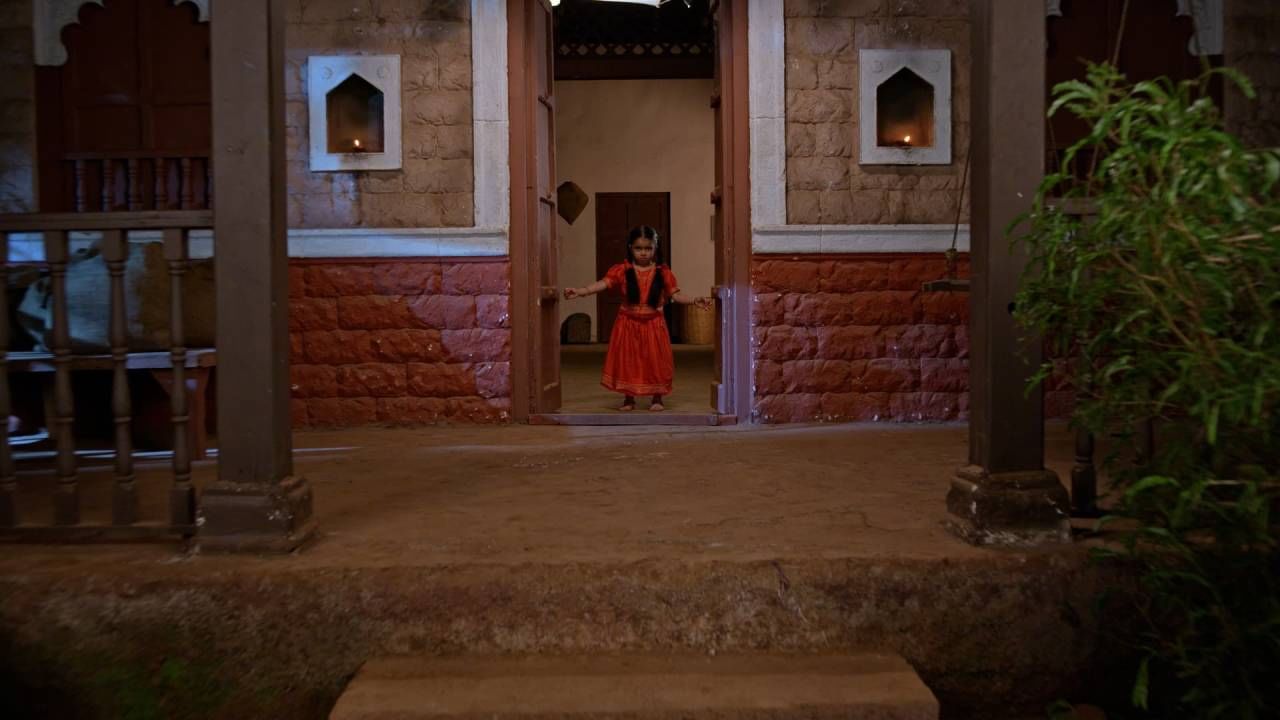 “ही ताकद माझी नाही, माझ्या आईच्या अंगाईची आहे” आणि यामुळेच संतापून माया जगदंबाला आव्हान देताना म्हणते, “इथून तुला मी घेऊनच जाणार, मला कमी लेखू नकोस.” मात्र त्यानंतर घडणाऱ्या नाट्यमय घडामोडी आणि जगदंबाने निर्माण केलेले आव्हान यामुळे पुढे काय होणार ही उत्सुकता निर्माण होते.