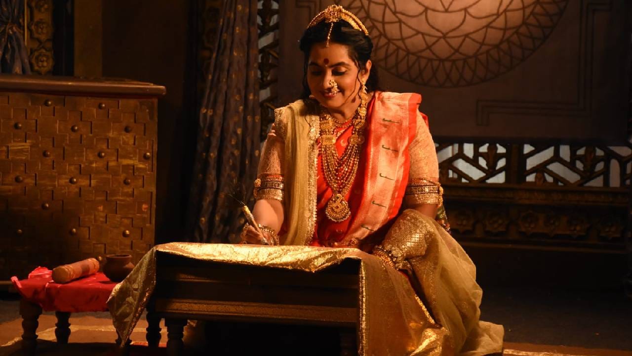 बालरुपातल्या तुळजाभवानीचं मानवी रुपातलं भविष्य लिहिणाऱ्या देवी सटवाईची गोष्ट प्रेक्षकांना 'आई तुळजाभवानी' या मालिकेच्या आगामी भागात पहायला मिळणार आहे. ही मालिका सोमवार ते शनिवार रात्री 9 वाजता कलर्स मराठी वाहिनीवर प्रेक्षकांच्या भेटीला येणार आहे. 
