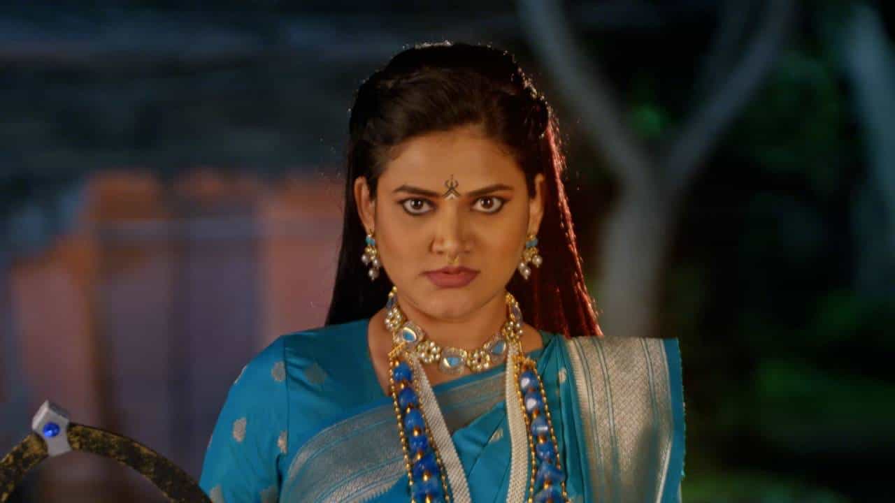कलर्स मराठी वाहिनीवरील ‘आई तुळजाभवानी’ या लोकप्रिय मालिकेत असुरीशक्तींच्या वर्चस्वासाठीचा संघर्ष आता अधिक गहिरा होत असून देवी तुळजाभवानीचा शोध घेत माया थेट छोट्या जगदंबाच्या घरी पोहोचणार आहे. गंगाईच्या मांडीवर विसावलेली बाल जगदंबा, शांत मंगलमय वातावरण... पण अचानक माया या असुरीशक्तीचा प्रवेश तिथे होतो आणि त्या वातावरणाला एक भीतीदायक कलाटणी मिळते.