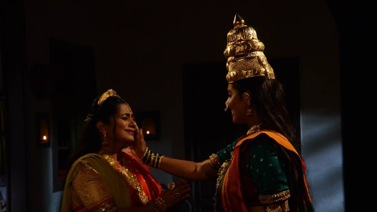 कलर्स मराठी वाहिनीवरील 'आई तुळजाभवानी' ही मालिका सध्या अत्यंत रंजक वळणावर आहे. त्याचं कारण म्हणजे आई तुळजाभवानीने महिषासुराच्या अंताचा ध्यास घेऊन बालरूप धारण केलं आहे. 
