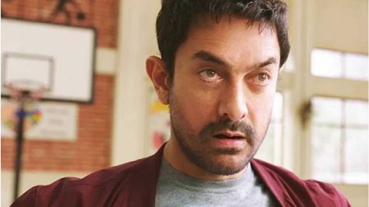 बॉलिवूडमध्ये मि.परफेक्शनिस्ट नावाने ओळखला जाणारा सुपरस्टार आमिर खान याने त्याच्या गेल्या 4 दशकांच्या कारकिर्दीत अनेक वेगवेगळ्या भूमिका केल्या आहेत. कधी तो रोमँटिक हिरो म्हणून दिसला, तर सरफरोश सारख्या चित्रपटातू नकधी त्याचा डॅशिंग अंदाजही दिसला. तर कधी कॉमेडीद्वारे त्यांना लोकांना खळखळून हसवलं. हाच आमिर गेल्या काही वर्षांपासून मोठ्या पडद्यावर प्रेरणादायी भूमिका साकारत आहे. चित्रपटांमध्ये तो मेंटर किंवा कोचच्या भूमिकेत दिसला. 