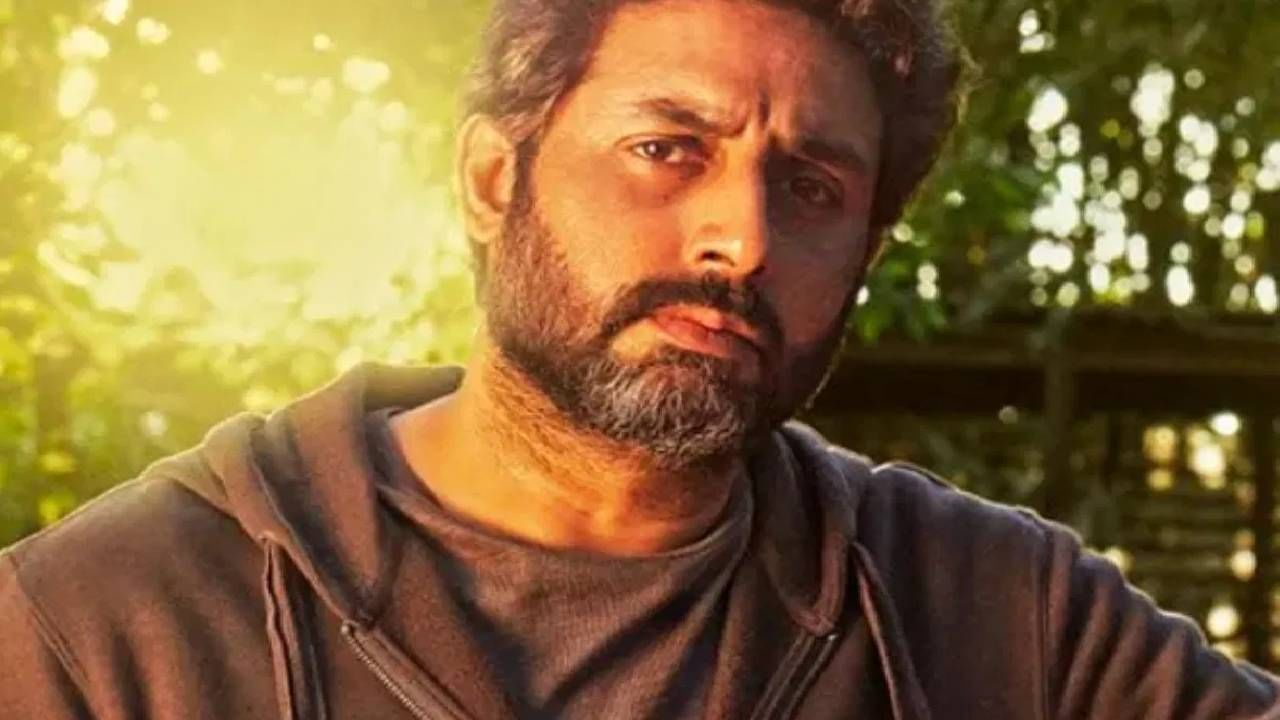 तर आर बाल्की दिग्दर्शित 'घूमर' हा एक स्पोर्ट्स ड्रामा चित्रपट होता ज्यामध्ये अभिषेक बच्चनने प्रशिक्षकाची मुख्य भूमिका साकारली होती. हा चित्रपट मेलबर्न फिल्म फेस्टिव्हलमध्ये देखील प्रदर्शित झाला होता. या चित्रपटात अभिषेकसोबत सैयामी खेर ही प्रमुख भूमिकेत होती. घूमरमध्ये अभिषेक हा क्रिकेट कोच म्हणून झळकला आणि त्याने महिलाच्या क्रिकेट टीमला कोचिंग दिल्याचं दाखवण्यात आलं. 2023 साली हा चित्रपट रिलीज झाला होता. 