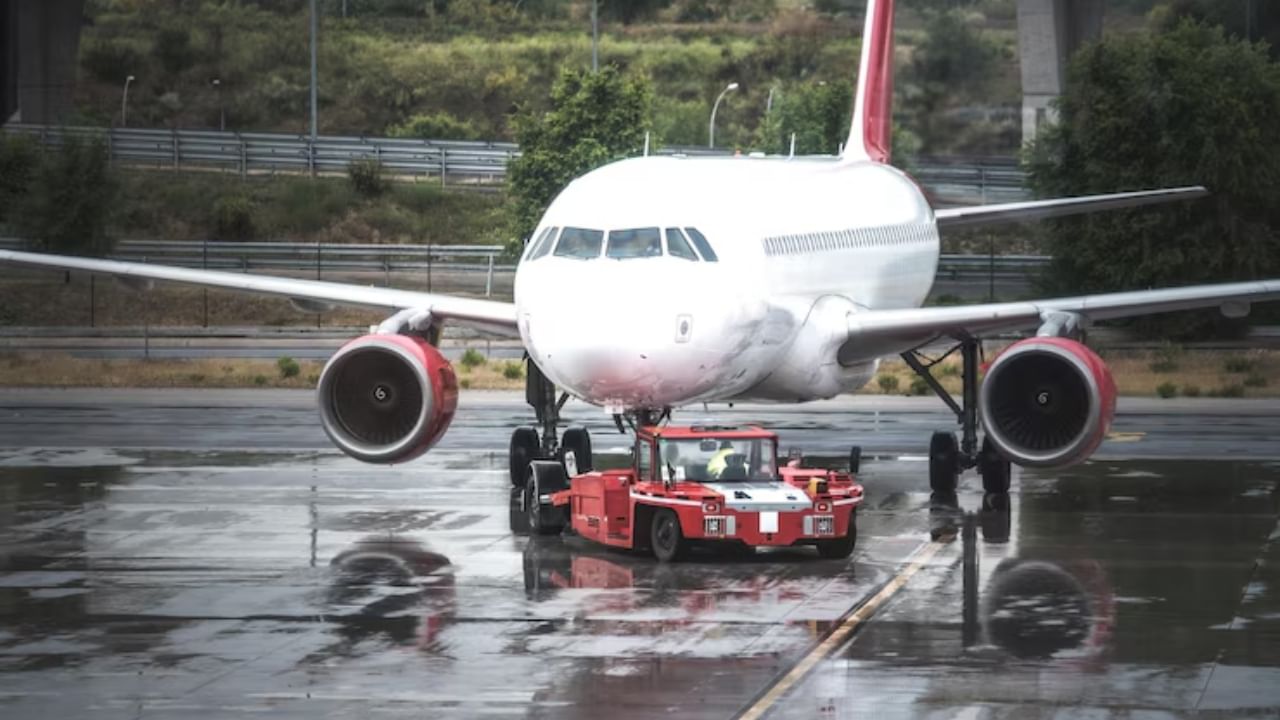 जर स्वप्नात विमान कोसळताना दिसले तर हे अशुभ स्वप्न मानले जाते. याचा अर्थ असा होतो की तुम्ही मोठ्या प्रयत्नांनी करत असलेले काम थांबण्याची शक्यता आहे.