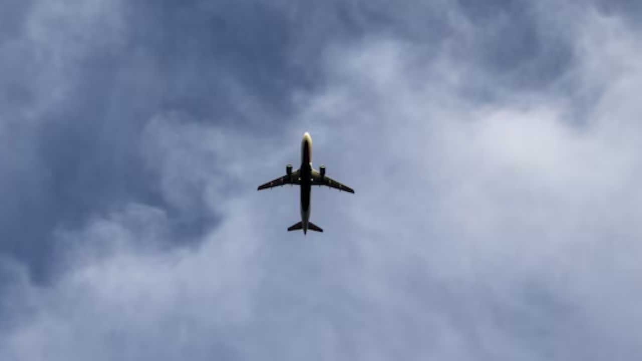 जर तुम्हाला स्वप्नात खूप मोठे विमान दिसले, तर याचा अर्थ तुमची एखादी महत्त्वाची इच्छा लवकरच पूर्ण होऊ शकते. ज्याची तुम्ही कधी अपेक्षाही केलेली नसेल.