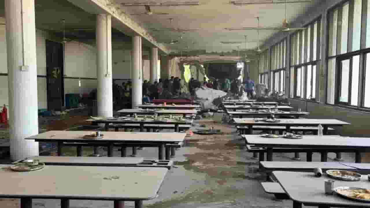 Ahmedabad Plane Crash LIVE : अपघातानंतर विमान थेट वसतिगृहावर कोसळलं अन् 20 विद्यार्थ्यांनी जीव गमावला Ahmedabad Plane Crash LIVE : अपघातानंतर विमान थेट वसतिगृहावर कोसळलं अन् 20 विद्यार्थ्यांनी जीव गमावला