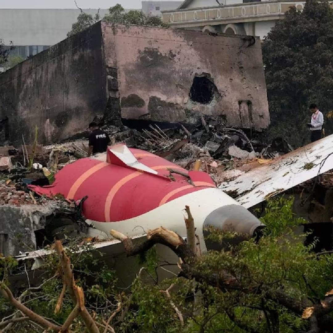 एअर इंडियाच्या विमान अपघातात 250 हून अधिक जणांचा मृत्यू झाला. उड्डाणानंतर काही सेकंदातच हे विमान एका मेडिकल कॉलेजच्या हॉस्टेलवर कोसळलं होतं. 
