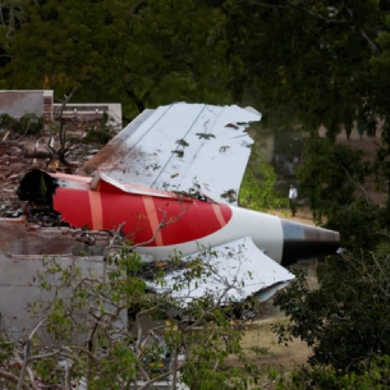अहमदाबादमधील एअर इंडियाच्या विमान अपघाताने अनेकांच्या आयुष्यात मोठे बदल घडवून आणले आहेत. गायिका आणि अभिनेत्री रागेश्वरी लुंबाने नुकतंच याचं एक उदाहरण सांगितलं. अहमदाबादच्या घटनेनंतर एका जोडप्याने घटस्फोट मागे घेतला, असा खुलासा तिने केला. 
