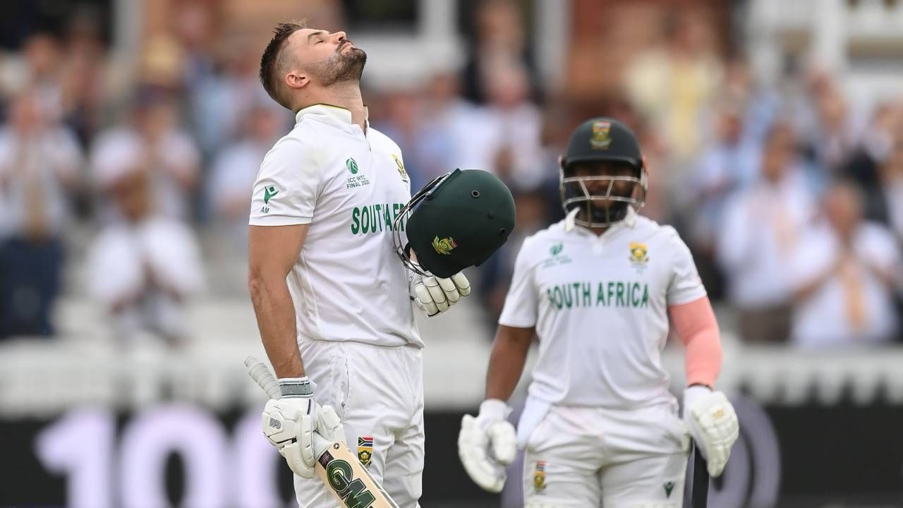 दक्षिण आफ्रिकेचा माजी कर्णधार हॅन्सी क्रोनिएने 1998 च्या चॅम्पियन्स ट्रॉफीच्या अंतिम सामन्यात वेस्ट इंडिजविरुद्ध नाबाद 61 धावा केल्या होत्या. त्यानंतर 2024 च्या टी20 विश्वचषक स्पर्धेच्या अंतिम सामन्यात हेनरिक क्लासेनने 52 धावा केल्या होत्या.