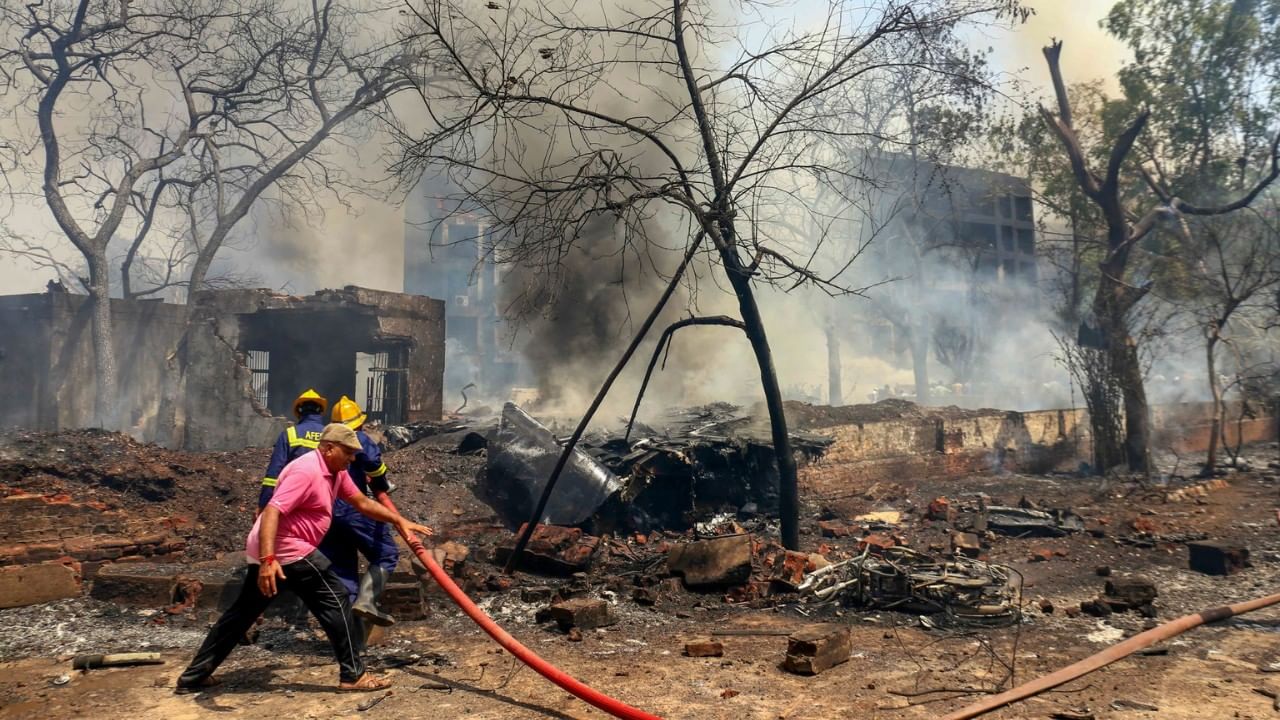 ब्रेकिंग: अहमदाबाद विमान अपघातात सर्व 242 प्रवाशांचा मृत्यू, AP वृत्तसंस्थेचा दावा ब्रेकिंग: अहमदाबाद विमान अपघातात सर्व 242 प्रवाशांचा मृत्यू, AP वृत्तसंस्थेचा दावा