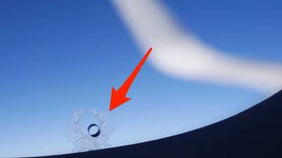 विमानाच्या खिडकीवर छोटे छिद्र का असते, याचा कधी विचार केलाय का?