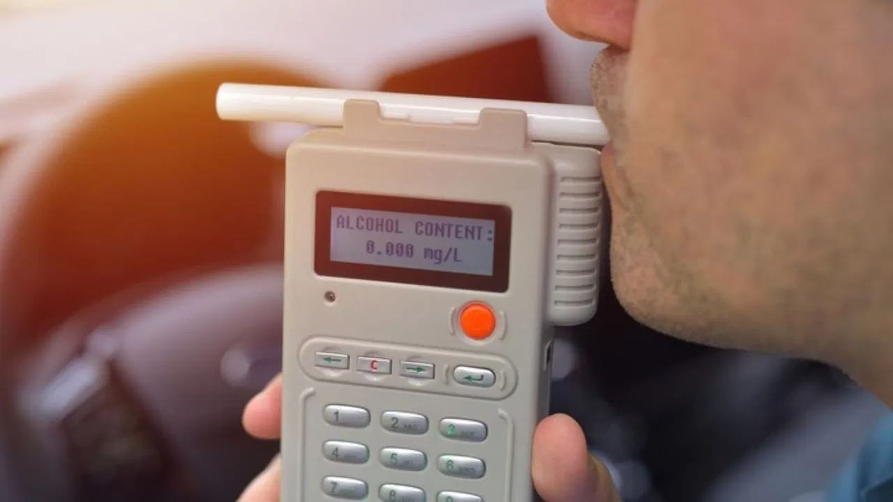 विमान प्रवास हा सुरक्षिततेच्या दृष्टीने अत्यंत महत्त्वाचा असतो. पायलटला नेहमीच पूर्णपणे सतर्क राहावं लागतं. तीव्र वासांमुळे त्यांचं लक्ष विचलित होऊ शकतं. जे विमान प्रवासासाठी धोकादायक ठरू शकतं. त्यामुळे कॉकपिटमध्ये कोणताही तीव्र वास नसावा याची काळजी घेतली जाते.