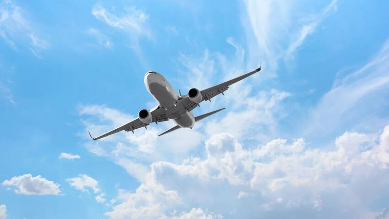 स्वप्नात विमान दिसण्याचा अर्थ काय? कोसळताना दिसल्यास…