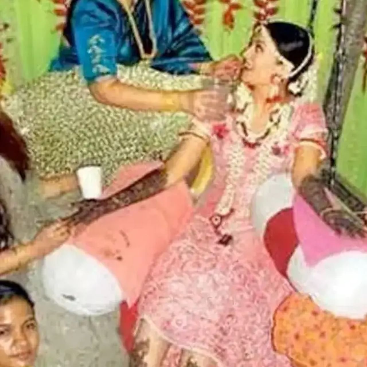 बॉलिवूड अभिनेत्री ऐश्वर्या राय हिचा विवाह मोठ्या थाटामाटात साजरा करण्यात आला. आजही या लग्नाची आठवण येते. राय आणि बच्चन कुटुंबाने मिळून प्रत्येक विधी पूर्ण केल्या.